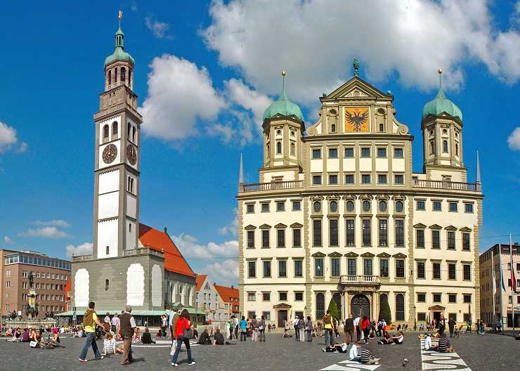 Der Rathausplatz, eine Sehenswürdigkeit in Augsburg
