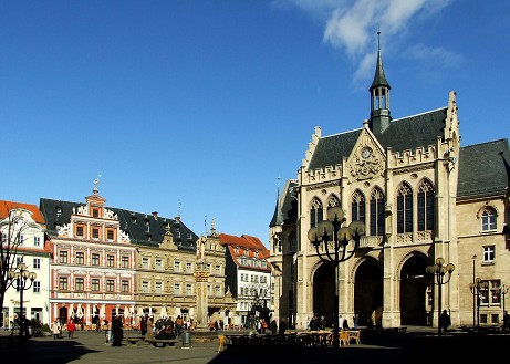 Station der Architekturführung: das Erfurter Rathaus am Fischmarkt