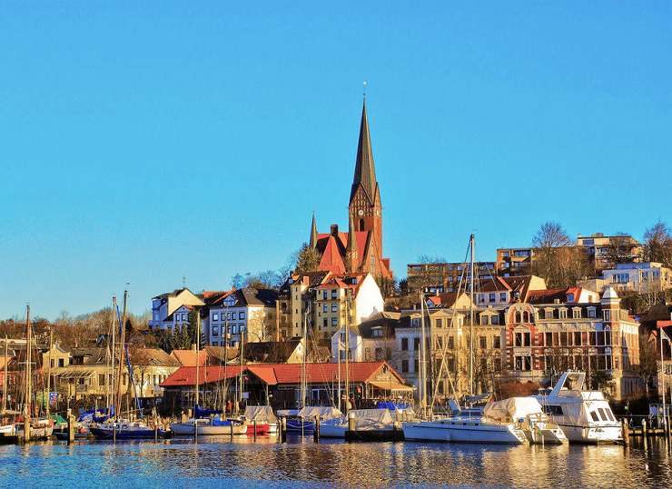 Bei jedem Flensburg-Sightseeing dabei: der Gastseglerhafen und St. Jürgen