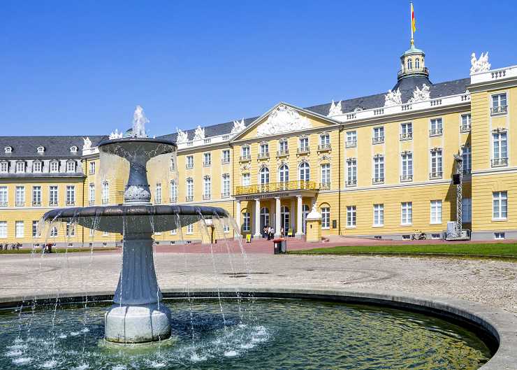Besuchen Sie bei einer Städtereise das Schloss in Karlsruhe