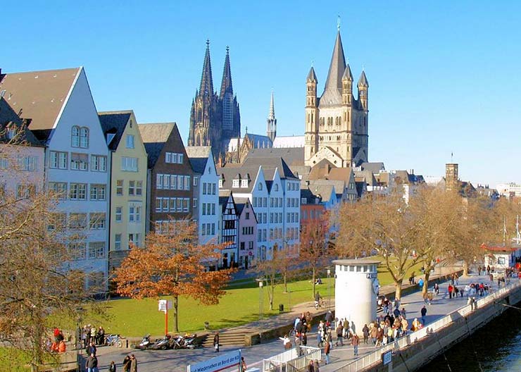 Blick auf Groß St. Martin und den Kölner Dom im Sommer