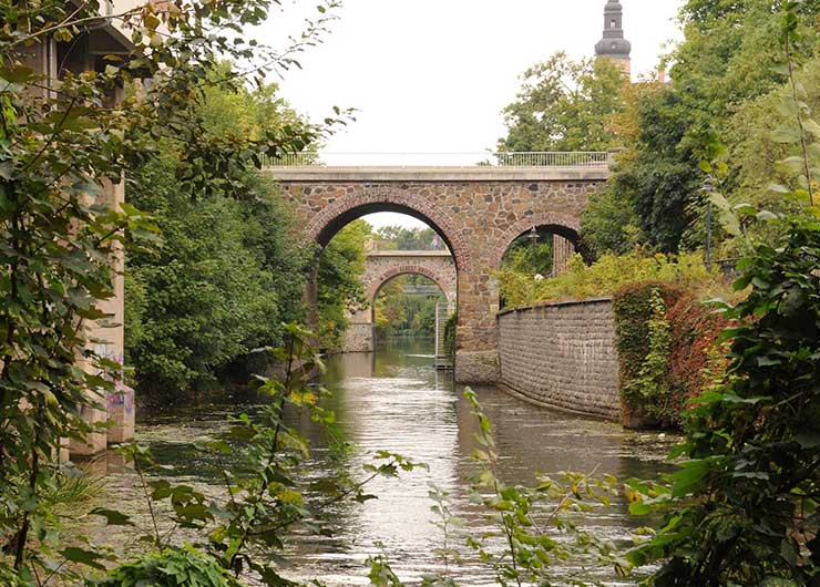 Bei einer Bootstour in Leipzig durchquert man zahlreiche Brücken (Foto: mana2014, pixabay)