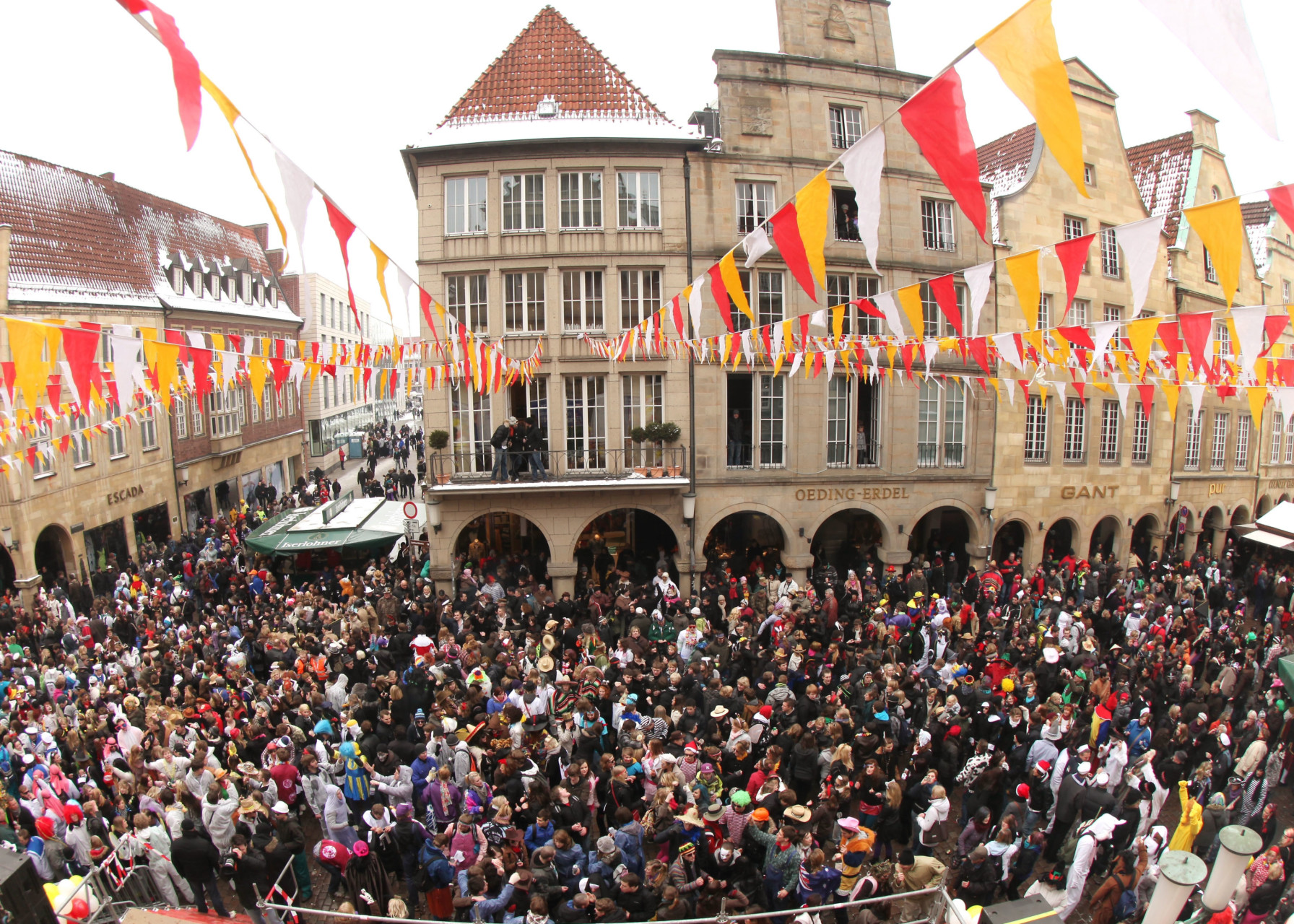 Karnevalstrubel beim Rosenmontagsumzug in Münster