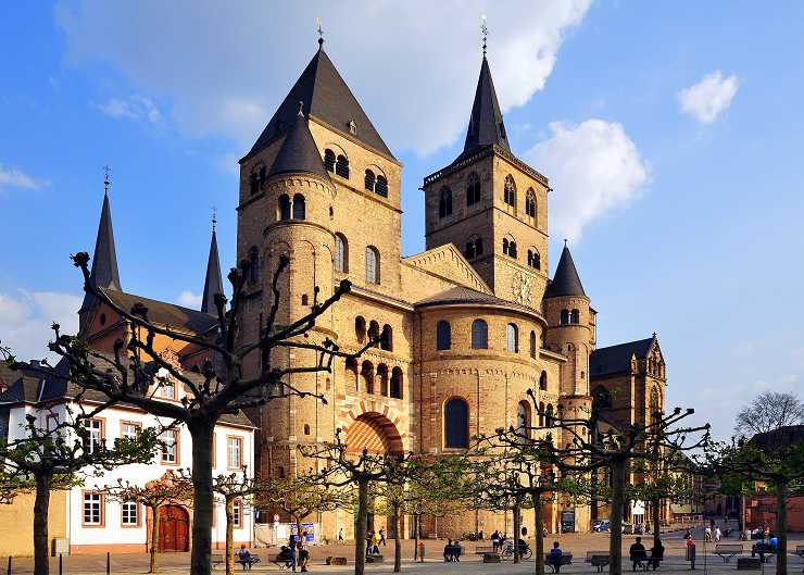 Der Trierer Dom mit angrenzender Liebfrauenkirche bei einem Städtetrip